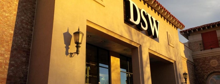 DSW Designer Shoe Warehouse is one of สถานที่ที่ James ถูกใจ.
