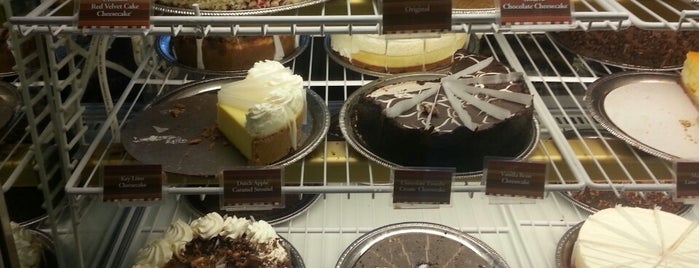 The Cheesecake Factory is one of Locais curtidos por Najla.