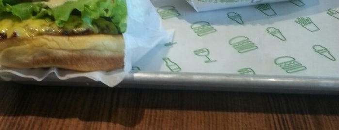 Shake Shack is one of Najlaさんのお気に入りスポット.