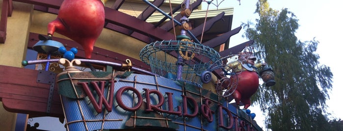 World of Disney is one of สถานที่ที่บันทึกไว้ของ Eduardo.
