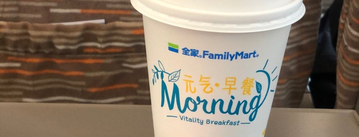 FamilyMart is one of Fabioさんのお気に入りスポット.