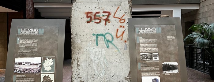 Le Mur de Berlin is one of Montreal.