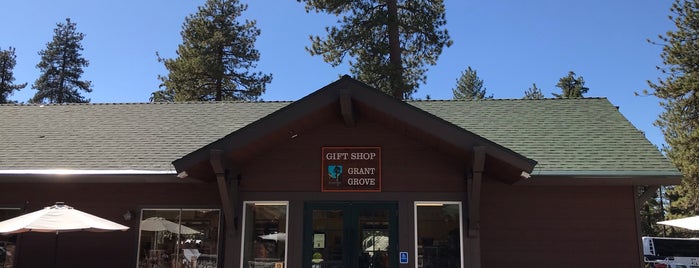Grant Grove Gift Shop is one of Lugares favoritos de Lizzie.