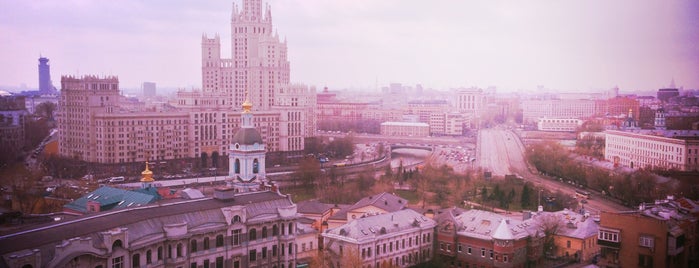 Дом со статуями is one of Крыши Москвы/Moscow roofs.