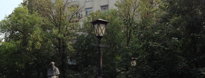 Площадь Покровские Ворота is one of Chistiye Prudy.