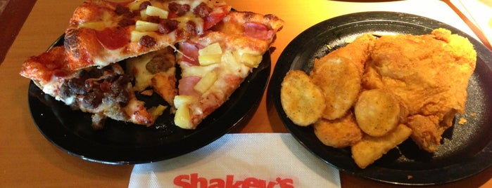 Shakey's Pizza Parlor is one of Tempat yang Disukai Jeff.