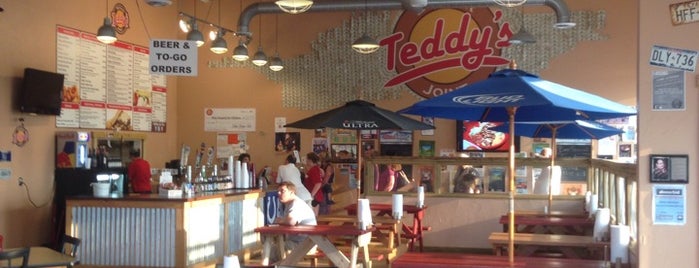 Teddy's Burger Joint is one of Tempat yang Disukai John.