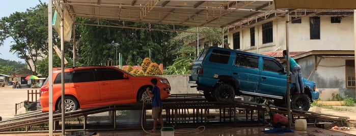 Rainbow Car Wash is one of Guide to Batam's best spots.