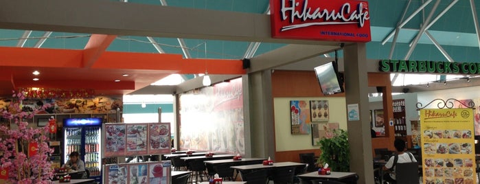 Hikaru Cafe is one of Lugares favoritos de James.