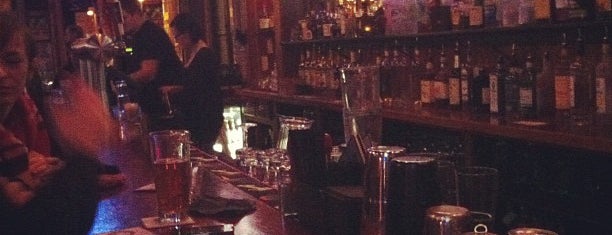 Harry's Bar and Grill is one of Tempat yang Disukai Graham.