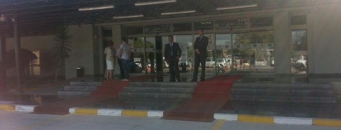 Adnan Menderes Havalimanı VIP Terminali is one of สถานที่ที่ EGETOUR Car Hire ถูกใจ.