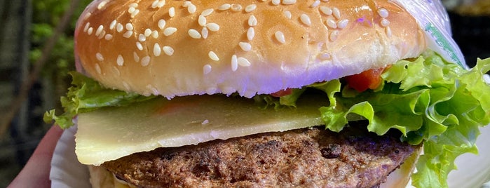 Hamburguesas El Güero is one of comida mamona.