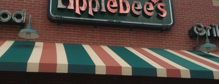 Applebee's Grill + Bar is one of สถานที่ที่ Joe ถูกใจ.