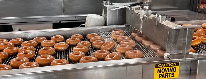 Krispy Kreme Doughnuts is one of สถานที่ที่ Calvin ถูกใจ.
