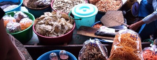 Damnoen Saduak Floating Market is one of Bangkok Thailand.