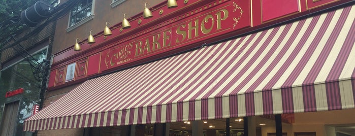 Carlo's Bakery is one of Lugares favoritos de Bianca.