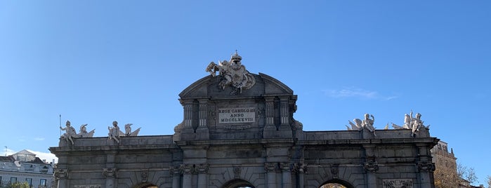 Puerta de Alcalá is one of Luisa : понравившиеся места.