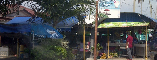 azizan cafe is one of Tempat yang Disukai Rahmat.