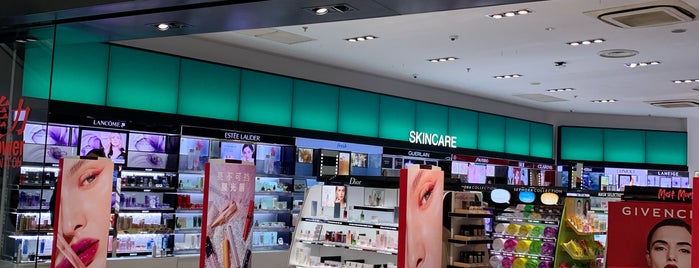 SEPHORA is one of Andreaさんのお気に入りスポット.