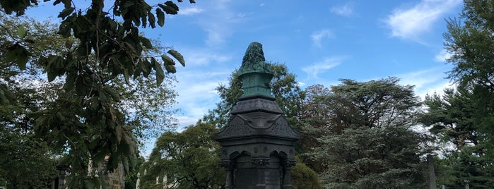 Elias Howe Grave is one of Tempat yang Disukai Lizzie.