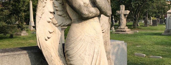 Green-Wood Cemetery is one of สถานที่ที่บันทึกไว้ของ Molly.