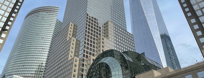 Waterfront Plaza, Brookfield Place is one of Kimmieさんの保存済みスポット.