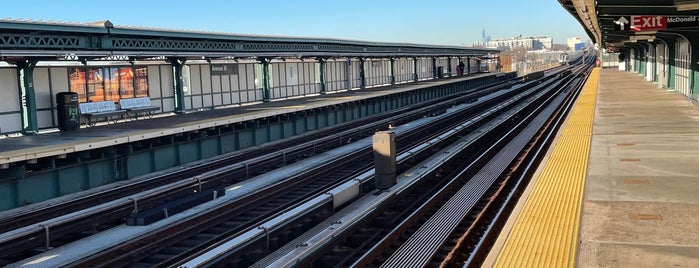 MTA Subway - Avenue N (F) is one of courtney'in Kaydettiği Mekanlar.