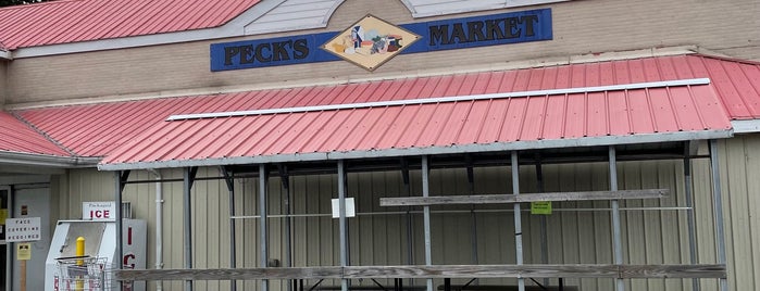 Peck’s Food Market is one of สถานที่ที่ Nate ถูกใจ.