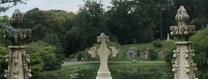 Crescent Water is one of Landmarks of Green-Wood Cemetery.