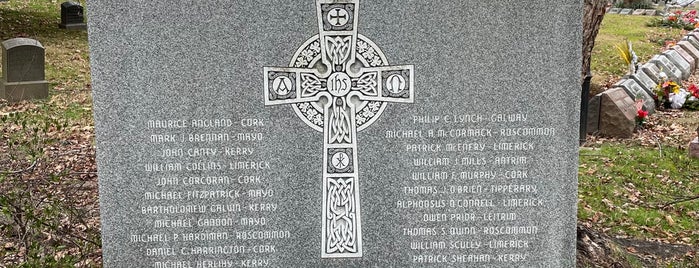 Irish Memorial and Lawn Niches is one of Landmarks of Green-Wood Cemetery.