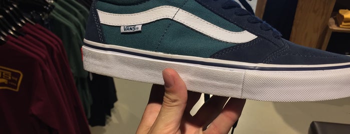 Vans is one of Alexさんのお気に入りスポット.
