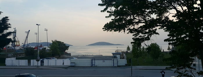 Marmara Universitesi Maltepe Sosyal Tesisleri is one of Tempat yang Disukai Tuluğ.