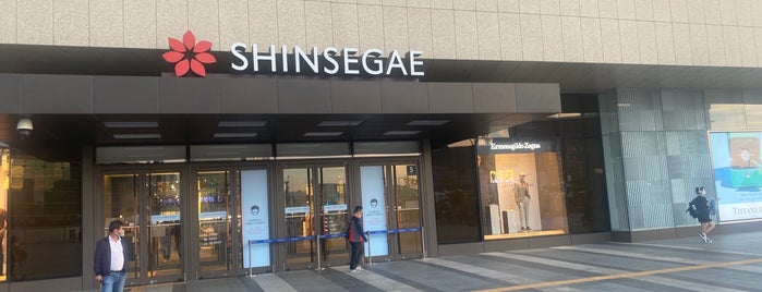 SHINSEGAE Department Store is one of Tempat yang Disukai 블루씨.
