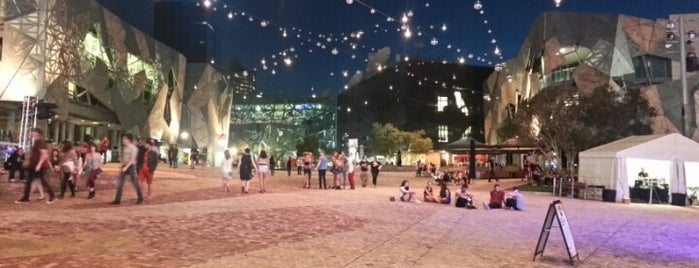 Federation Square is one of Lugares favoritos de Jun.