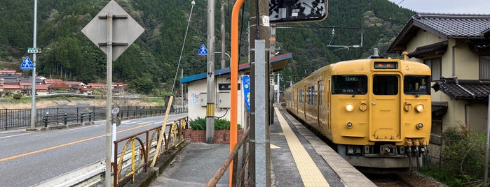 Muko Station is one of 伯備線の駅.
