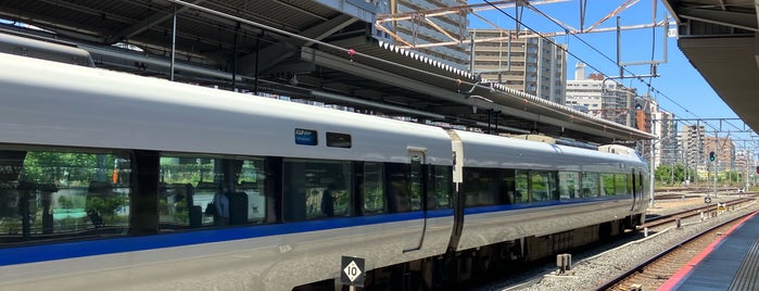 Platforms 5-6 is one of 遠くの駅.