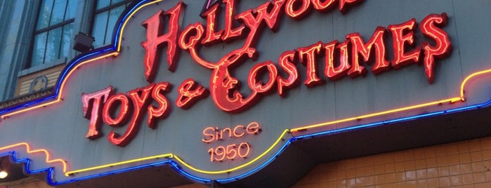 Hollywood Toys & Costumes is one of Jessica W.'ın Kaydettiği Mekanlar.