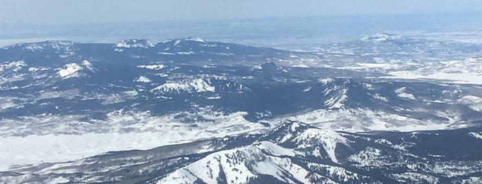 Yampa Valley Regional Airport (HDN) gate 2 is one of สถานที่ที่ Brigitte ถูกใจ.