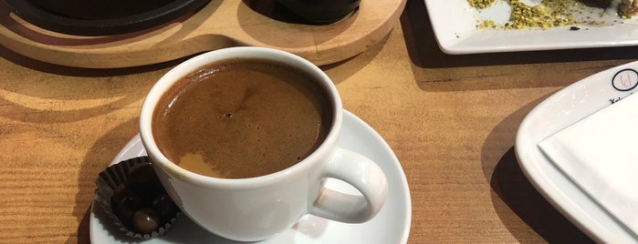 Kahve Deryası is one of Cafes.