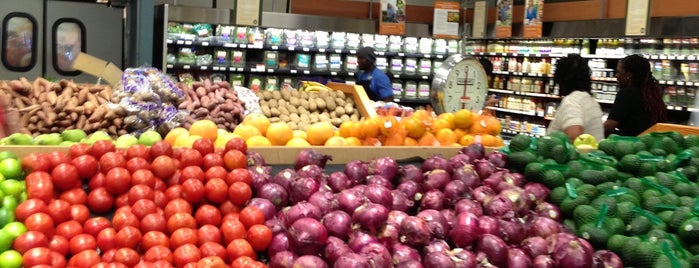 Whole Foods Market is one of Tempat yang Disukai Dana.