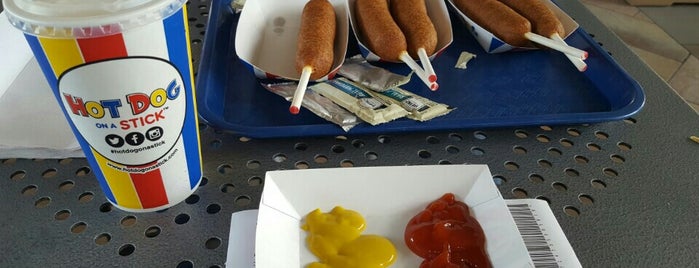 Hot Dog on a Stick is one of Tempat yang Disukai Ryaneric.