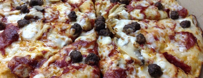 Domino's Pizza is one of สถานที่ที่ R ถูกใจ.
