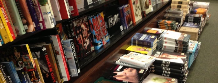 Barnes & Noble is one of สถานที่ที่ John ถูกใจ.