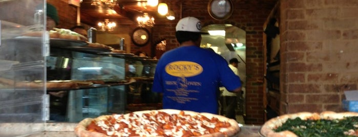 Rocky's Pizzeria is one of Lugares favoritos de Mingster.