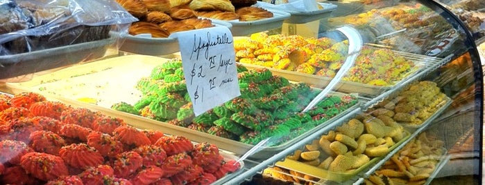 Bova's Bakery is one of Lugares favoritos de Taylor.