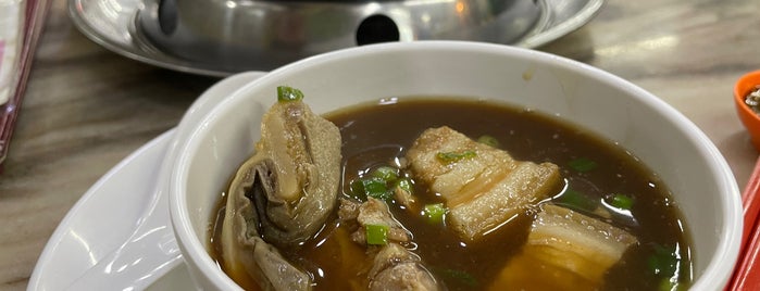 Sun Fong Bak Kut Teh 新峰肉骨茶 is one of Posti salvati di Maynard.