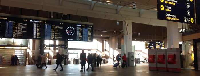 Estação Central de Oslo (ZZN) is one of Locais curtidos por Elena.