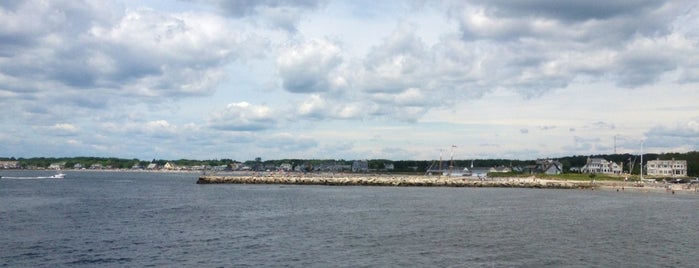 Colony beach is one of Lugares favoritos de James.