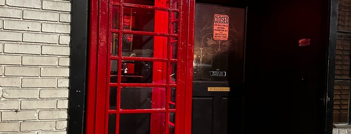 Red Phone Booth is one of Tempat yang Disimpan John.