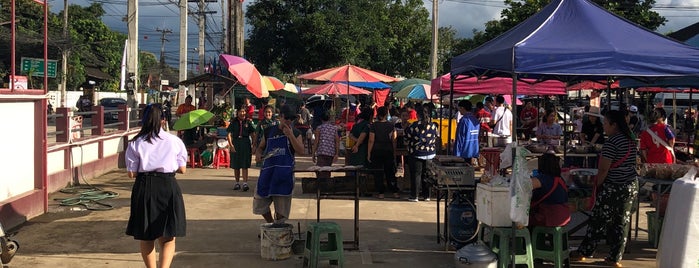 Mae Chaem Municipal Market is one of Lugares guardados de Kimmie.